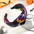 Dettaglio fascia per capelli annodata Halloween con motivi di zucche e pipistrelli - Stile Annodato / Zucca Iridescente