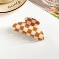 Détail de la pince à cheveux à damier orange et blanc avec finition en résine lisse - Bout carré / Carreaux Orange et Blanc