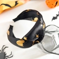 Dettaglio fascia per capelli nera con nodi e stampe dorate di stelle e luna Halloween - Stile Annodato / Pipistrello Dorato
