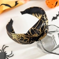 Dettaglio del cerchietto con nodo per Halloween con ragnatela dorata su tessuto nero - Stile Annodato / Gold Spider Web