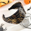 Détail du serre-tête d'Halloween noir avec motifs d'araignées et toiles dorées sur fond - Style à Bord Large / Araignée dorée