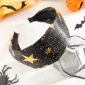 Détail d'un serre-tête en satin noir aux étoiles dorées et décor de Halloween - Style à Bord Large / Étoile Dorée