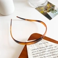 Dettaglio di un cerchietto ambrato a tartaruga con denti antiscivolo per acconciature - Cerchietto Sottile a U PC / Ambra Sfumata