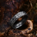 Anillo vintage de acero inoxidable con runas nórdicas y acabado de metal martillado - Talla EE. UU. 7 / 6mm / Negro antiguo