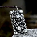 Vintage-Edelstahlanhänger mit Totenkopf-Relief an einem rostigen Draht-Hintergrund - BP8-976 Anhänger Ohne Kette