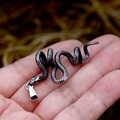 Detailopname van een vintage roestvrijstalen slangenhanger met realistische schubtexturen - Kleine Maat Hanger Zonder Ketting