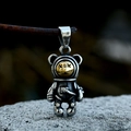 Makroaufnahme eines Astronauten-Bärenanhängers im Punk-Stil mit silber-goldener Optik - Astronaut Bär Anhänger Ohne Kette (BP8-863)