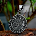 Primer plano de un colgante de lobo vikingo con runas nórdicas en plata antigua - Lobos Gemelos Plata Antigua (BP8-913) / Solo Colgante (Sin Cadena)