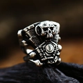 Bague motard en acier inoxydable vintage avec crâne et piston sur socle en bois - Taille US 7 / Style de moteur à crâne (BR8-496)