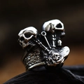 Détail macro d'une bague tête de mort gothique avec design moteur et fini antique - Taille US 8 / Style de moteur à crâne (BR8-113)