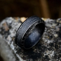 Macro di rune vichinghe e nodo celtico su un anello retrò in acciaio inossidabile - Numero 7 / Nero antico