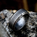 Anello vichingo vintage in acciaio inossidabile con nodi celtici e rune su pietra - Numero 7 / Argento Antico