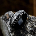 Anello vichingo vintage in acciaio nero con nodi celtici argentati e rune incise - Numero 7 / Nero