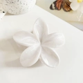 Detailansicht der glänzenden weißen Marmor-Haarklammer in eleganter Blumenform - 8.5cm Beige Marmor Blume