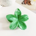 Detailansicht der smaragdgrünen Marmorierung an einer blumenförmigen Haarklammer aus Acetat - 8.5cm Hellgrün Marmor Blume