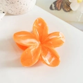 Makroaufnahme der orangefarbenen Haarklammer mit Marmormuster im Frangipani-Blütendesign - 8.5cm Hellorange Marmor Blume