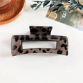 Grande molletta per capelli quadrata con stampa leopardata su sfondo bianco minimale - Pinza Leopardata - Quadrata Caffè Scuro