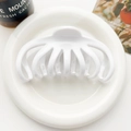 Dettaglio di una grande molletta per capelli bianco opaco a forma di zucca su vassoio - Grande / Bianco Lucido