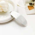 Dettaglio del fermaglio per capelli argento con motivi floreali di margherite incisi - Motivo Floreale Ovale Argento