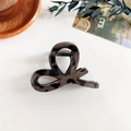 Détail macro de la pince à cheveux en résine gris foncé avec motif léopard brillant - Pince à cheveux léopard - 8 cm Nœud Café Foncé