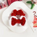 Dettaglio dell'elastico di Natale in velluto rosso con pelliccia sintetica e paillettes - Scrunchie con Fiocco di Paillettes di Natale - Rosso