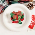 Detalle de coletero navideño con caja de regalo verde, lazo rojo y cascabeles - Caja de Regalo de Navidad