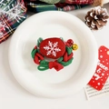 Vue détaillée du chouchou de Noël avec motif flocon et petites clochettes festives dorées - Bonbons de Noël
