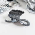 Dettaglio macro della molletta per capelli marmorizzata con curve eleganti e texture grigio - 11cm Foglia di Ginkgo - Marmo Nero Grigio