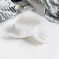 Dettaglio di un fermaglio per capelli a foglia di ginkgo bianco latte con finitura perlata - 11cm Foglia di Ginkgo - Marmo Bianco Latte