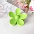 Détail d'une pince à cheveux fleur vert vif avec finition en résine sur une table blanche - ABS / Vert Herbe