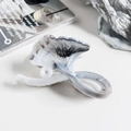 Dettaglio del fermaglio per capelli in acetato marmorizzato a forma di foglia di ginkgo - 11cm Foglia di Ginkgo - Marmo Grigio Chiaro