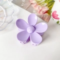 Détail d'une pince à cheveux fleur de 7,5 cm violet clair avec finition satinée - ABS / Violet Lavande
