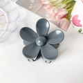 Détail d'une pince à cheveux fleur grise de 7,5 cm au fini brillant sur un plateau décoratif - ABS / Gris Bleu