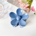 Vue macro d'une pince à cheveux de 7,5cm en forme de fleur bleue à cinq pétales - ABS / Bleu clair