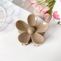 Détail d'une pince à cheveux fleur mate de 7,5 cm sur un fond blanc au style minimaliste - ABS / Café au Lait