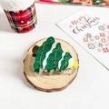 Detail der Weihnachtsbaum Haarklammer mit grünem Glitzer und Stern auf einer Holzscheibe - Weihnachtsbaum Form