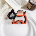 Gros plan d'une pince à cheveux chien Scottie en acétate orange et noir brillant - Pince Chien Orange/Café (9cm)