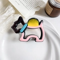 Détail de la pince à cheveux colorée en forme de chien sur un plateau décoratif - Pince Chien Rose/Café (9cm)