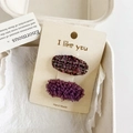 Detalle de pinzas para el cabello moradas de punto y felpa en tarjeta artesanal - Púrpura Ovalado