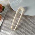 Nahaufnahme der minimalistischen cremeweißen U-Haarnadel auf ästhetischem Hintergrund - 11.5cm U-Form Haarstab / Glänzend Cremeweiß