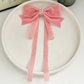 Dettaglio della clip per capelli a fiocco in velluto rosa con perle e lunghi nastri - Velluto Perla Doppio Nastro Rosa