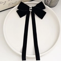 Dettaglio del fiocco in velluto nero con perle sintetiche e lunghi nastri eleganti - Velluto Perla Nastro Singolo Nero