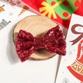 Détail d'un nœud papillon festif à paillettes rouges sur bois pour coiffures de Noël - Pince Nœud Paillettes - Rouge