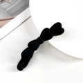 Dettaglio macro di un fermaglio per capelli nero opaco con design a forma di cuore mini - PC / Nero opaco