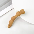 Dettaglio del fermaglio a banana marrone opaco con cinque cuori dal design minimalista - PC / Zenzero Opaco