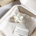 Pinza para el pelo con flor blanca mate minimalista para peinados elegantes - Plumeria 4cm / Blanco Crema Mate