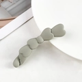 Dettaglio della molletta verde Morandi opaca con design a fiocco e quattro cuori - PC / Beige Grigio Opaco