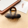 Détail d'une grande pince à cheveux marron foncé motif écaille avec finition acrylique - Cœur Plat 8cm-Écaille Mat
