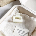 Pinza para el pelo rectangular en color blanco crema mate con diseño geométrico - Cuadrado 4cm / Blanco Crema Mate