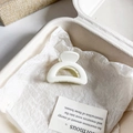 Pinza de pelo minimalista de flor blanca crema mate en caja de estilo rústico - Semicírculo 4.5cm / Blanco Crema Mate